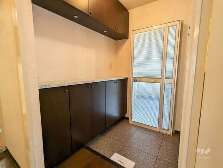 玄関 玄関横には収納力のある2段のシューズボックスが設置されています。小物を置くスペースがある扱いやすい利用用途です。［2023年7月23日撮影］
