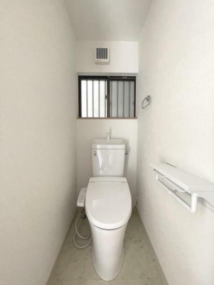 トイレ 【トイレ】トイレットペーパーが2ロール置けます。
