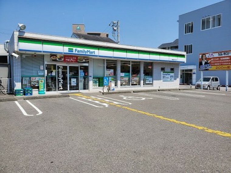 コンビニ 【コンビニエンスストア】ファミリーマート 桟橋通四丁目店まで188m