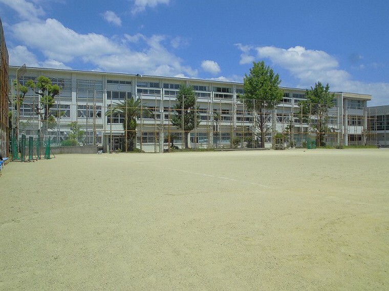 中学校 【中学校】愛宕中学校まで410m