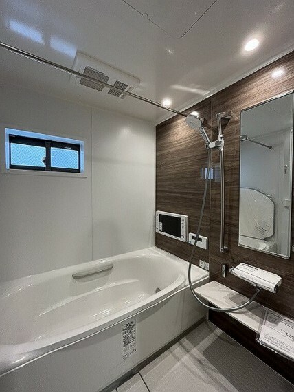 居間・リビング スタイリッシュな空間の浴室。落ち着いたバスタイムをお過ごしください