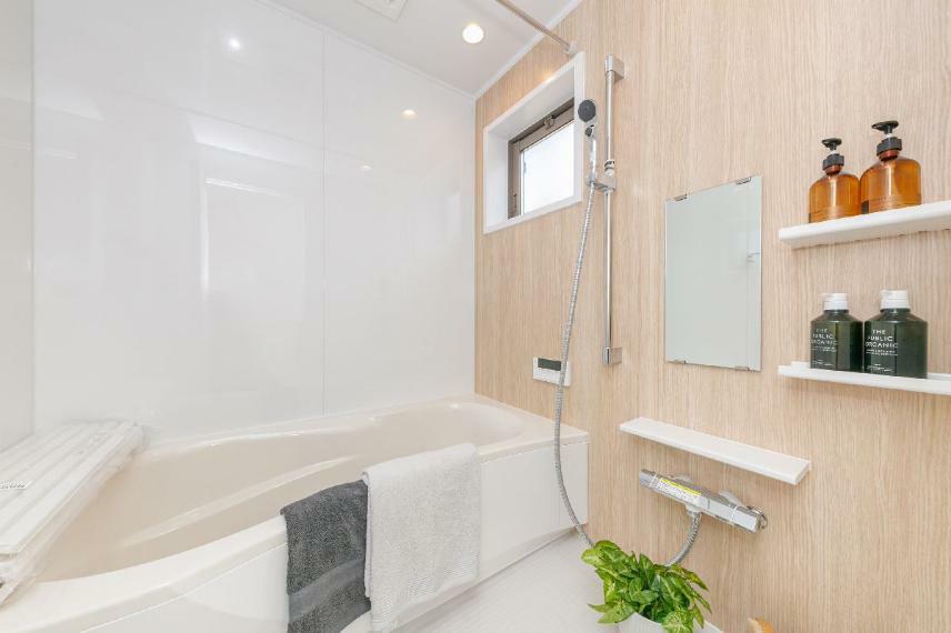 浴室 【14号棟/浴室】 浴室には便利な浴室乾燥機付き。水はけがよい「うつくしフロアW」、シャワーの水流でゴミを中央に集めることができる「カミトリ名人」など、お手入れのしやすさにもこだわっています。