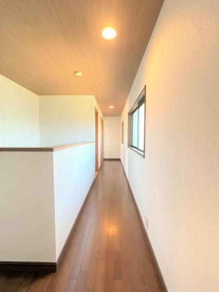 【リフォーム済】2階廊下写真。床はクリーニングを行い、壁・天井クロス貼替、照明交換いたしました。