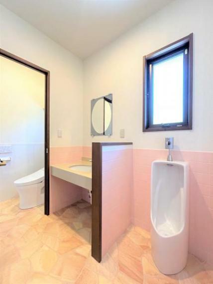 トイレ 【リフォーム済】1階トイレ洗面室写真。床はクッションフロア貼替、壁・天井クロス貼替、照明交換いたしました。