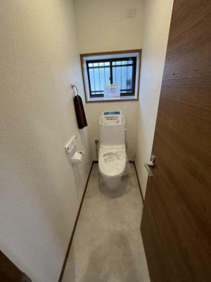 トイレ 【リフォーム済】トイレはLIXIL製の温水洗浄機能付きに新品交換しました。キズや汚れが付きにくい加工が施してあるのでお手入れが簡単です。直接肌に触れるトイレは新品が嬉しいですよね。