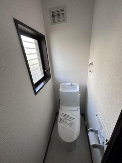 トイレ 【リフォーム済写真】2階のトイレはリクシル製の温水洗浄便座トイレに新品交換しました。おうちにトイレが2つあれば、順番待ちのイライラも解消ですね。