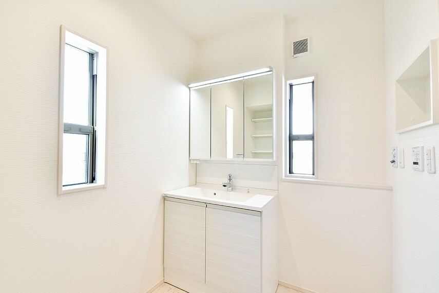 ゆとりの広さの洗面室。鏡裏収納付3面鏡型の独立洗面化粧台は、広めで使いやすくお手入れもラクラク。（6号棟）