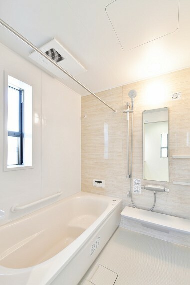 浴室 白を基調とした清潔感あふれる空間。存分にくつろげるよう設計されたバスタブで、1日の疲れをとってリセットしましょう。雨の日や夜の洗濯にも重宝する浴室乾燥暖房機付きです。（6号棟）