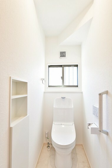 トイレは、清潔感のあるホワイトクロスでまとめられ、窓から差し込む光が優しく照らし、1人の時間をゆったりと過ごせる癒しの空間に仕上げました。（6号棟）