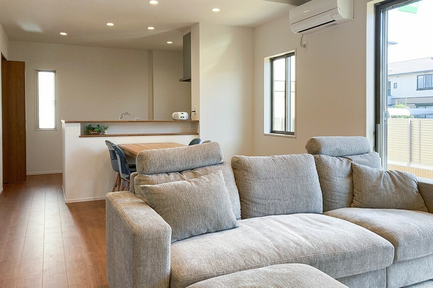 居間・リビング 広さを活かしたLDKは家具やインテリがよく映えるナチュラルなカラーでまとめました。（6号棟）