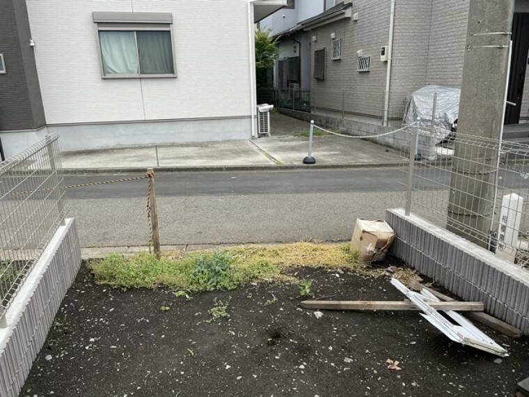 現況写真 住宅用の土地では前面道路に2m以上接していなければならないと法律で定められています。しかし、お持ちの車のサイズやライフスタイルなどにより、2mでは利便が悪い場合もございますので、事前に確認しましょう。