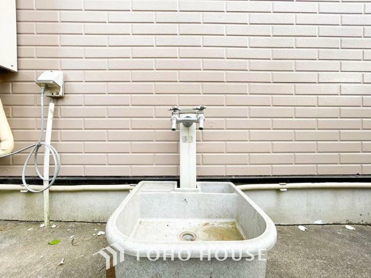 【外水栓】汚れたものや靴なども外で洗えます。窓や網戸の掃除にも直接水を使えて便利です。