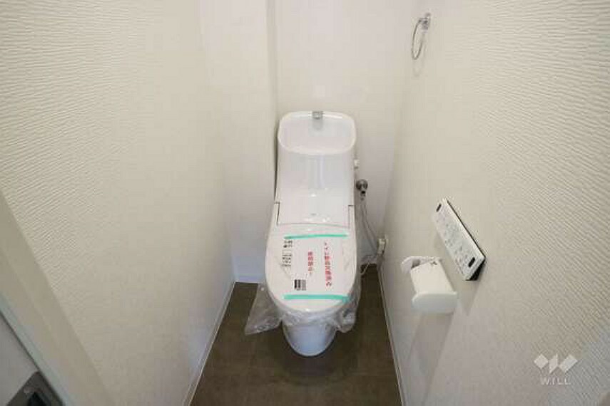 トイレ トイレ、温水洗浄便座つきなので清潔を保てます。［2023年4月28日撮影］