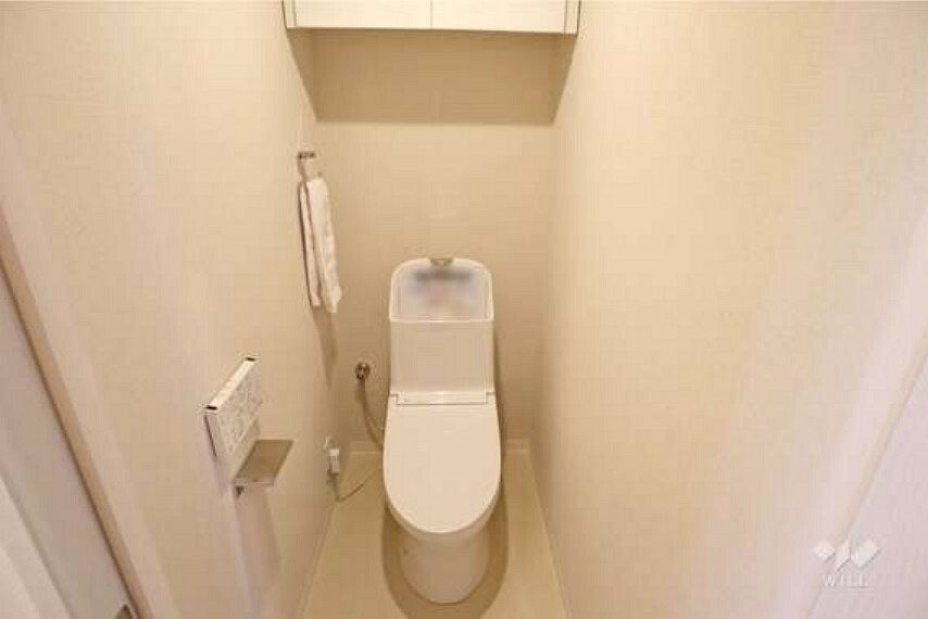 【トイレ】トイレも新調されています。クロスは明るいカラーを採用。