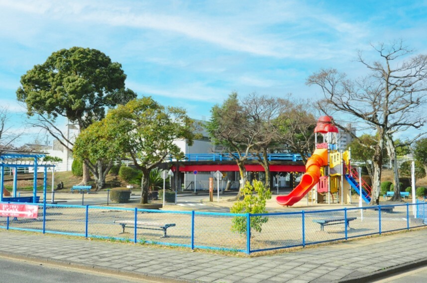 公園 現地から460m～470m。　相生公園　標識や信号などの交通ルールを学ぶことができる交通公園です。本物みたいな道路で自転車に乗る練習ができます。高さのあるすべり台や大きな砂場もあります。