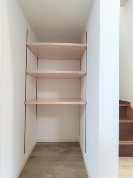収納 【リフォーム済】階段下収納　新しく設置した可動棚を調整すれば、お好きなものが収納できます。階段下へは掃除道具やストック品を保管してはいかがですか。