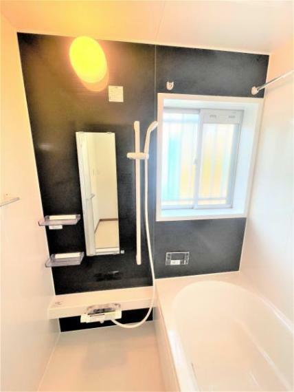 浴室 【内外装フルリフォーム済】浴室はハウステック製の新品のユニットバスに交換します。浴槽には滑り止めの凹凸があり、床は濡れた状態でも滑りにくい加工がされている安心設計です。