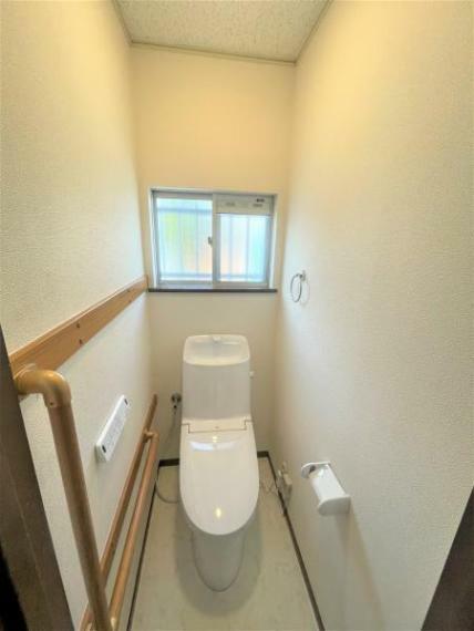 トイレ 【内外装フルリフォーム済】トイレ写真を撮影しました。トイレは便器交換をしております。天井床はクロス張替え、床はクッションフロア張替え済みです。
