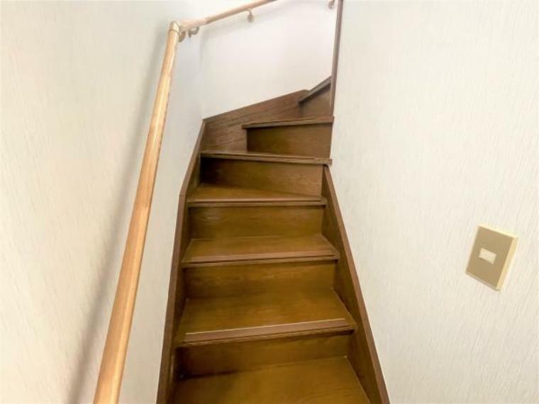 【内外装フルリフォーム済】階段写真を撮影しました。手すりがあるので、夜中の上り降りも安心ですね。お子様やご年配の方でも上り下りがスムーズな階段の幅も十分に御座います。