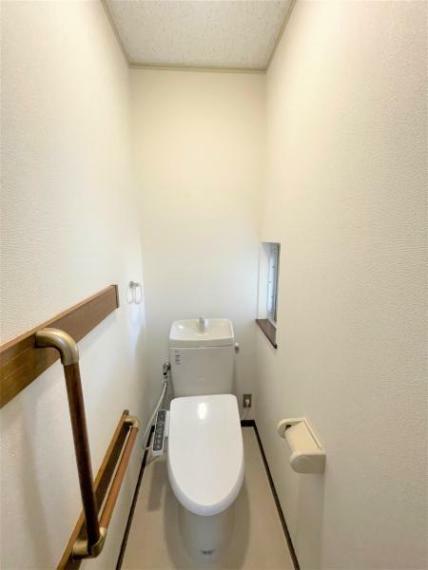 【内外装フルリフォーム済】2階トイレ写真を撮影しました。便器は交換済みでございます。2階にトイレがあると、朝の身支度の時間帯などに待たずに済んで便利ですね。