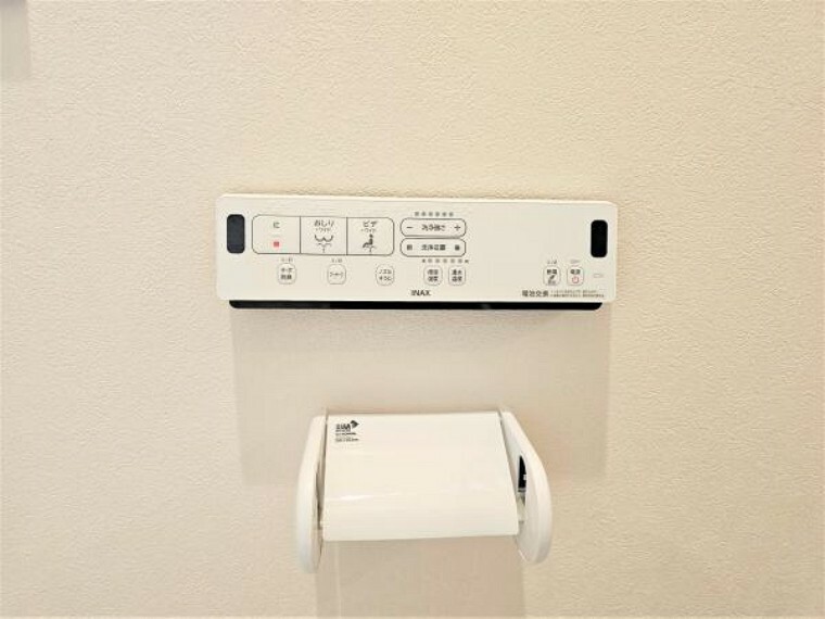 【同仕様写真】新品の暖房洗浄便座付トイレのリモコンです。便器は陶器表面の凸凹をツルツルに。汚れが付きにくく、落ちやすいです。