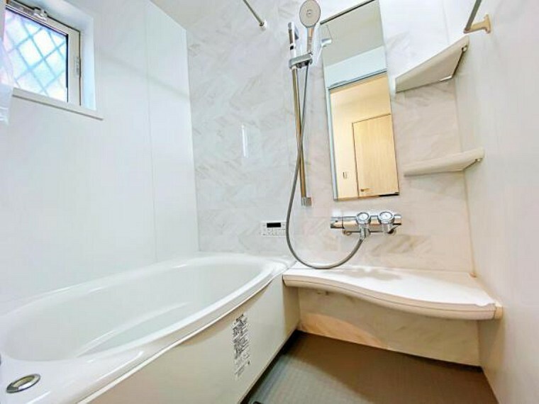 浴室 温かさを保つ浴槽など機能的で清潔感溢れる浴室