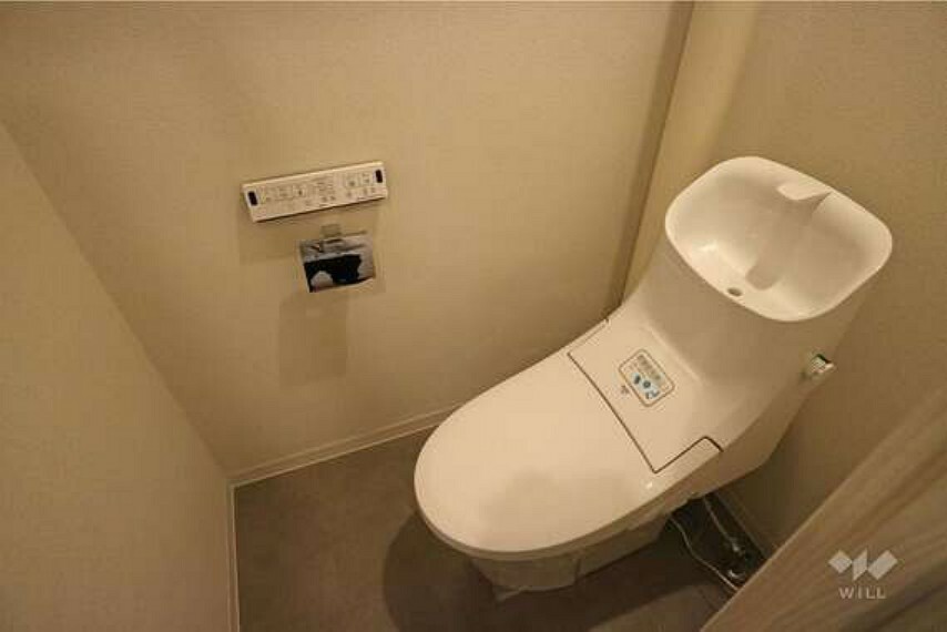 トイレ［2023年6月4日撮影］新規交換済みのトイレです。温水洗浄便座付です。