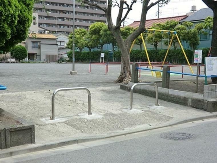 公園 東渡田第二公園 住宅街の十分な広さの公園です。ブランコ・滑り台などの遊具があり、ベビーカーで入れますので、小さなお子様も楽しめます。