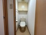 トイレ シンプルな内装のスッキリとしたトイレです。お手入れやお掃除が簡単にできるシンプルなデザインです。