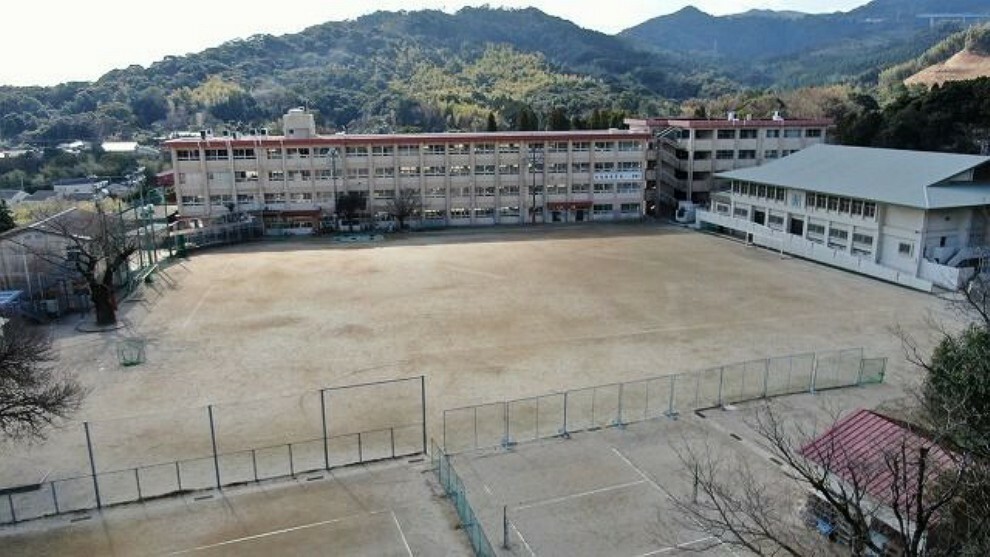 福平中学校【鹿児島市立福平中学校】は、平川町に位置する1947年創立の中学校です。令和4年度の生徒数は521人で、19クラスあります。校訓は「自主・好学・誠実・健康」です。