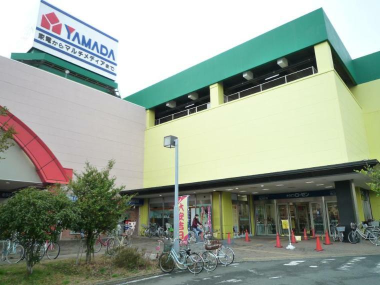 ショッピングセンター マリコム磯子（国道16号に面し、スーパーマーケットにさまざまな店舗を併設した大型ショッピングモール。）