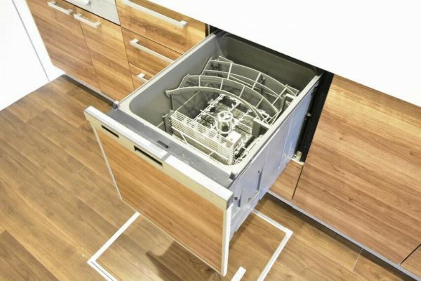 キッチン あったらいいなの代表的な設備である食洗機を完備。ビルトイン型なので、おさまりもよく使い勝手も良好です。洗う手間を省けるので時間を有効に使えますね。