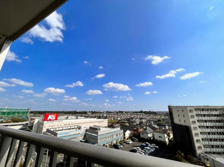 バルコニー ～View～バルコニーからの眺望です。目の前には青空が広がり開放的なあなただけの景色に。