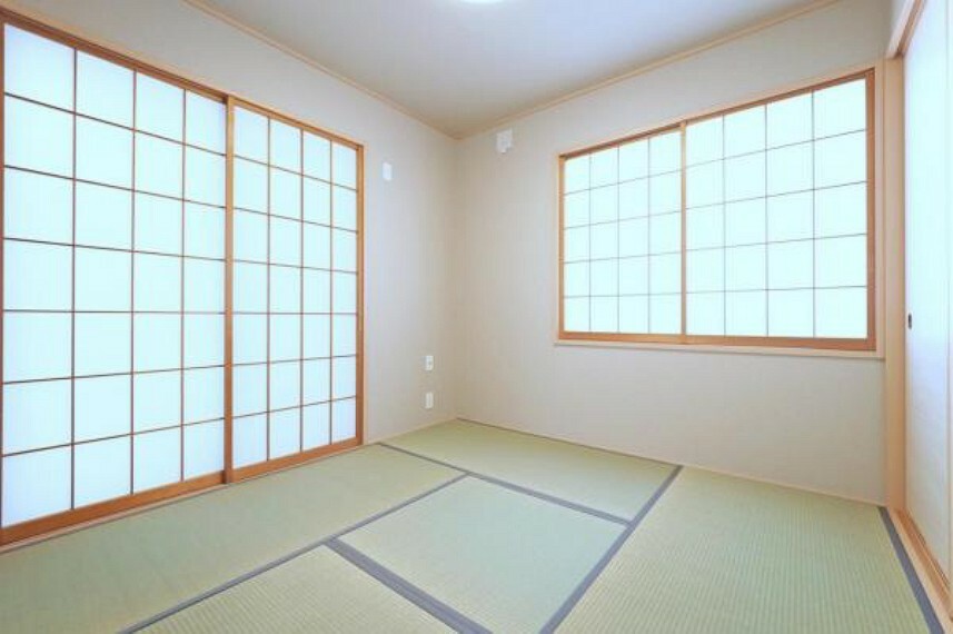 和室 和室/寛ぎやすい和室空間、2面に窓があるので、空気の入れ替えがしやすく、快適に過ごせそうですね。