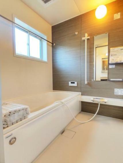 浴室 【リフォーム済み浴室】浴室はハウステック製の新品のユニットバスに交換しました。足を伸ばせる1坪サイズの広々とした浴槽で、1日の疲れをゆっくり癒すことができますよ。