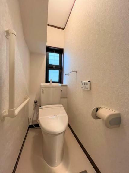 トイレ 【リフォーム済】1階トイレの写真です。こちらはクロス張替え・ハウスクリーニングを行いました。