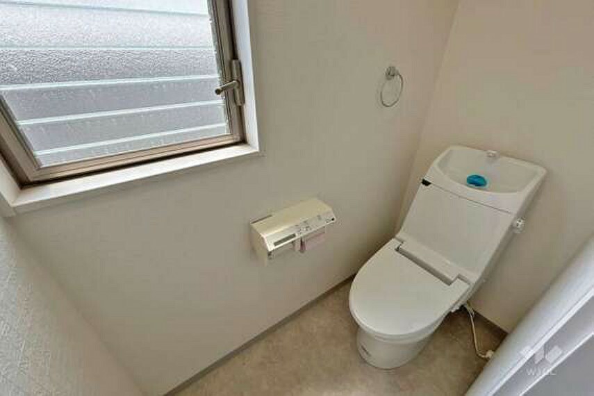 トイレ 2階トイレ。換気窓があり、明るいトイレです！