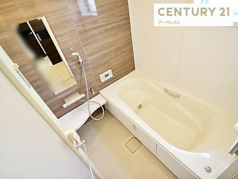 浴室 バスルームには浴室乾燥暖房機も付いてカビ対策もばっちり！洗濯物を干すこともできる乾燥機能付きで、雨の日のお洗濯物も安心です。