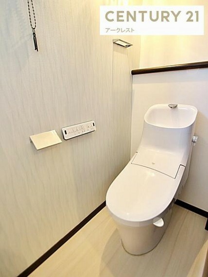 トイレ 2階の温水洗浄便座付タンクレストイレ