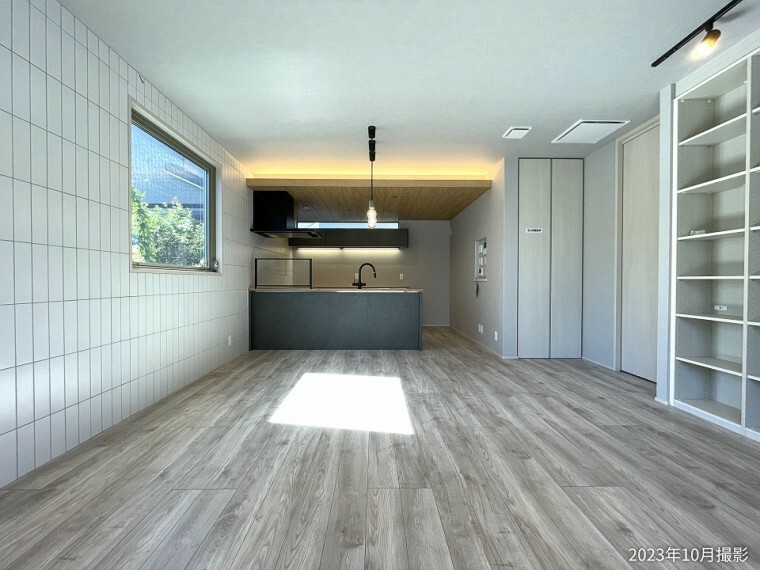 居間・リビング 【No.5/LDK】LDKが縦に繋がり、家事をしながらでもお子様に目が届きやすい間取りです。下がり天井のキッチンで、空間に奥行が感じられます。/2023年10月撮影