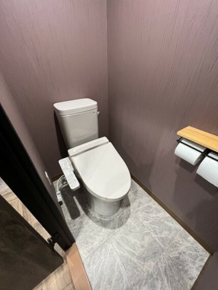 トイレ 快適な温水洗浄便座付きのトイレ。アクセントクロスで少し違った空間に