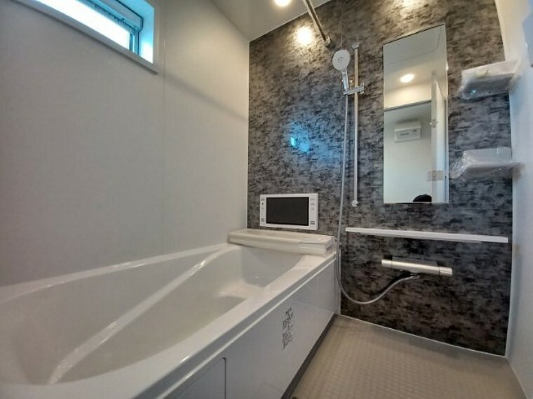 浴室 入浴時の快適さも大事なことですが、綺麗な状態を維持できなければ気持ちよく入浴できません。毎日の掃除が楽という点は大事なポイントになります！カビが生えにくく掃除がしやすい、壁や浴槽を選ぶといいでしょう。