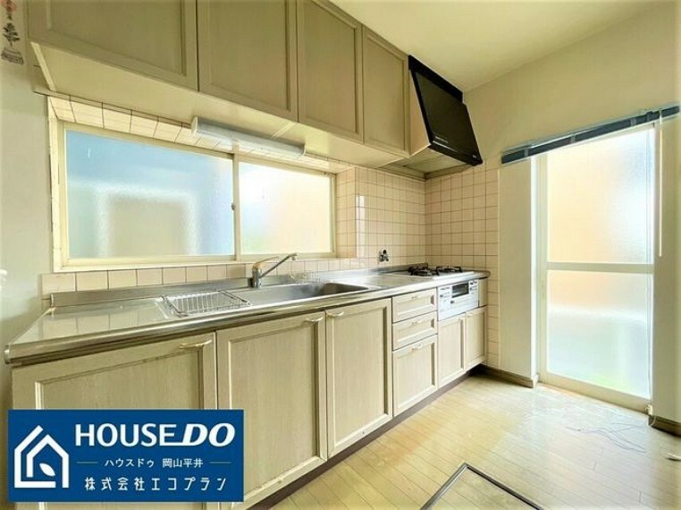 キッチン （1階）壁付キッチンはリビングをより広く見せてくれます！窓つきで新鮮な空気の入れ替えもラクラク！