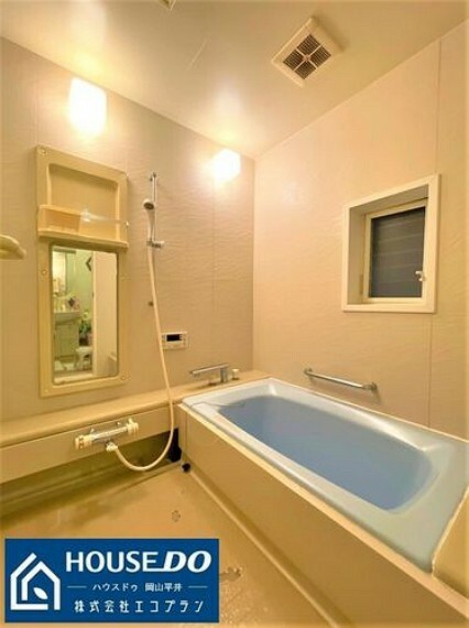 浴室 （1階）ユニットバスはゆったりとくつろげるサイズ。足までしっかりと伸ばせる浴槽は、心身ともにしっかりと疲れを癒してくれます