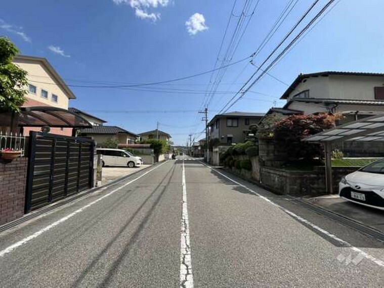 現況写真 物件の東側前面道路（北側から）前面道路も広々としております。毎日の駐車も安心です。