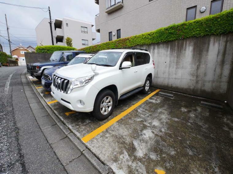 駐車場 駐車場と明記されていても、最小スペースでつくられた駐車場だと大型車は駐車できなかったり、出入りしにくくなったりする可能性があります。お車のサイズと購入したい物件の駐車場のサイズを現地で確認しましょう。