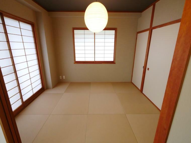 和室 和室とは、日本家屋の伝統的なつくりによる、主に畳が敷き詰められた部屋のことを指します。素足でも気持ちの良い「畳」が敷き詰められ、陽の光を柔らかく取り入れる、「障子」や「襖」に囲まれているのが特徴です。