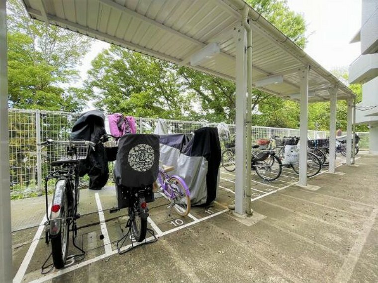 駐輪場スペースは屋根付きで、雨風をしのげます！