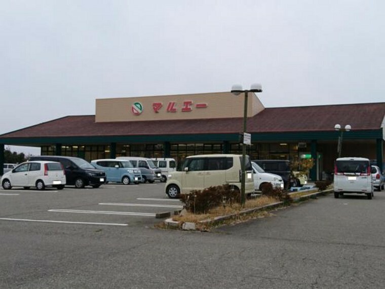 スーパー マルエー片山津店まで約2km（お車で約7分）買い物帰りのお買い物などにも便利ですね
