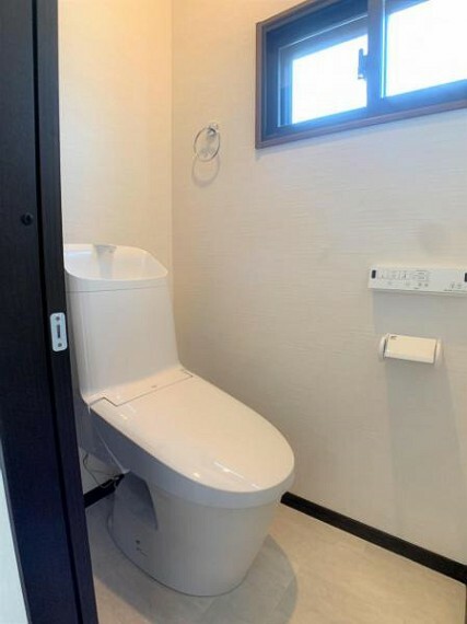 トイレ 【リフォーム済】トイレはLIXIL製の温水洗浄機能付きに新品交換しました。キズや汚れが付きにくい加工が施してあるのでお手入れが簡単です。直接肌に触れるトイレは新品が嬉しいですよね。